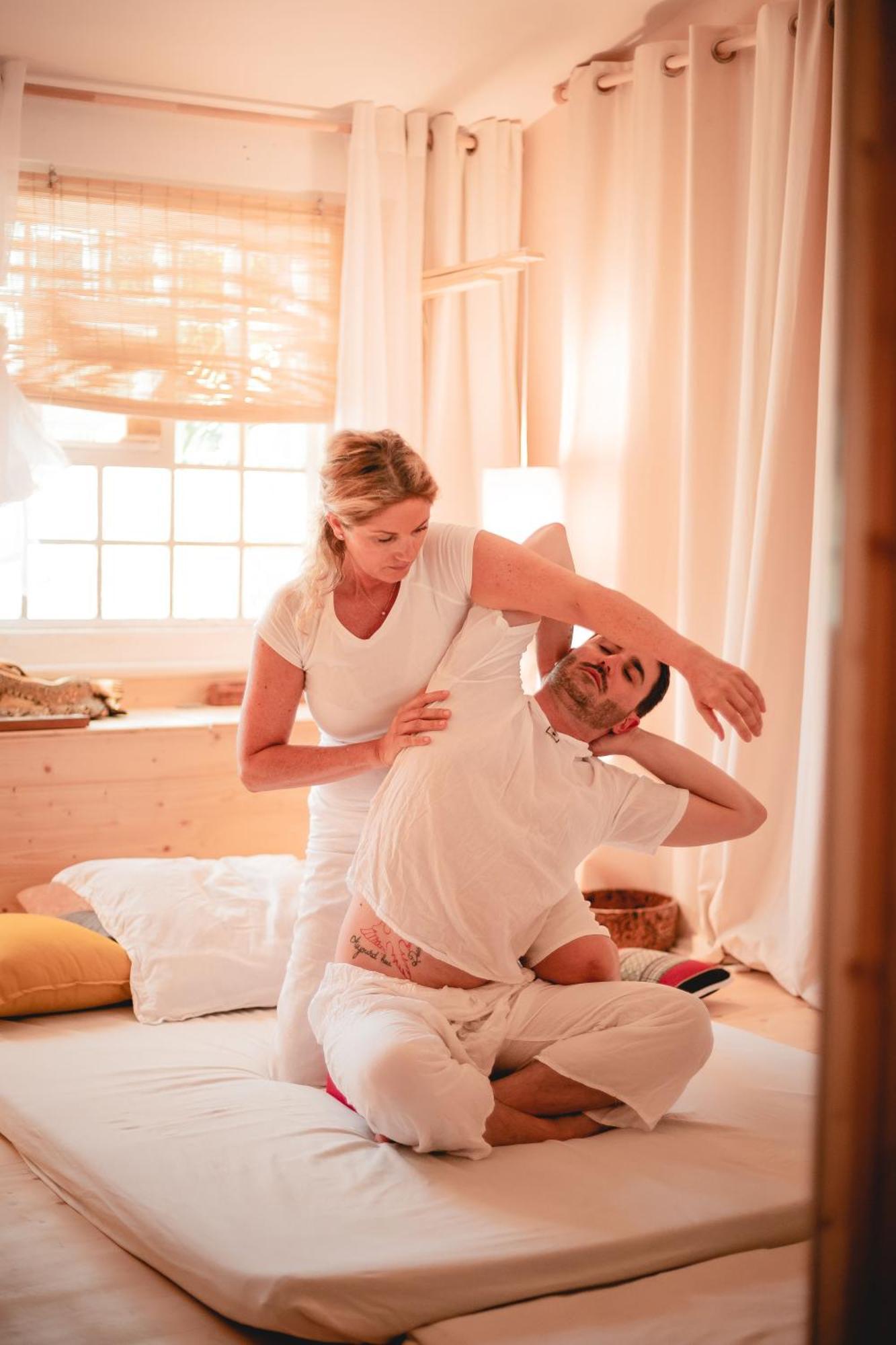 מלון רמטואל Toison D'Or מראה חיצוני תמונה A chiropractor treating a patient