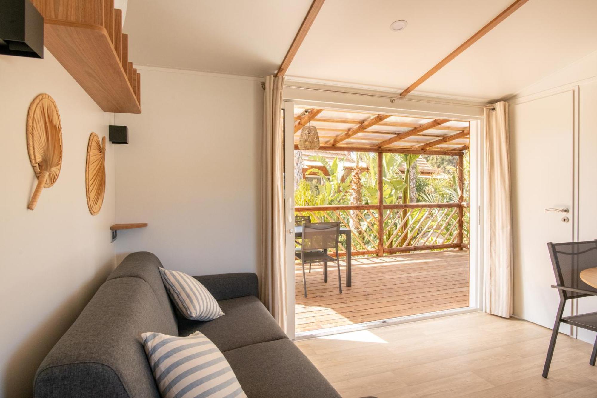 מלון רמטואל Toison D'Or חדר תמונה Living room with a view of the balcony