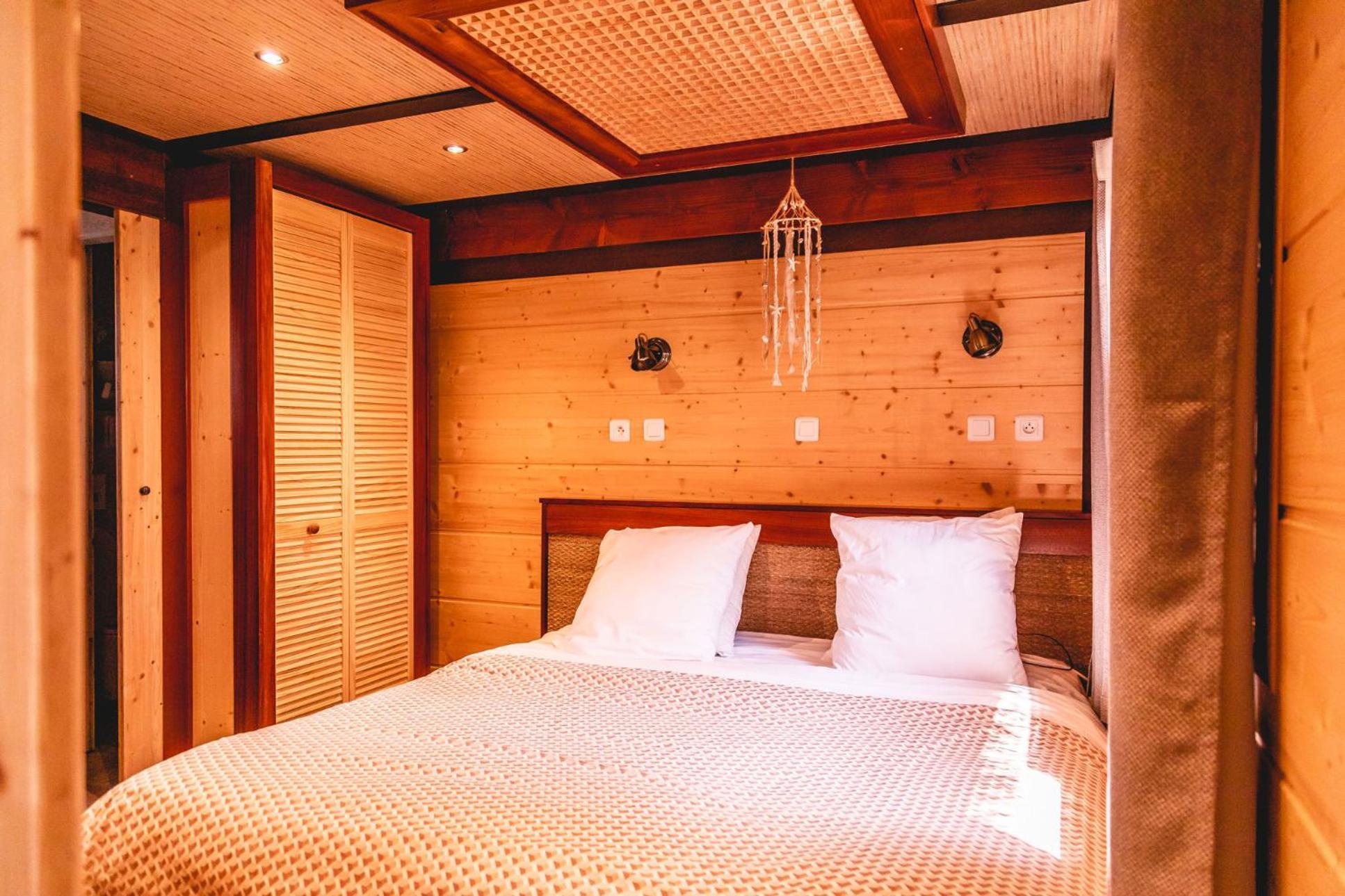 מלון רמטואל Toison D'Or חדר תמונה A bedroom in the hotel
